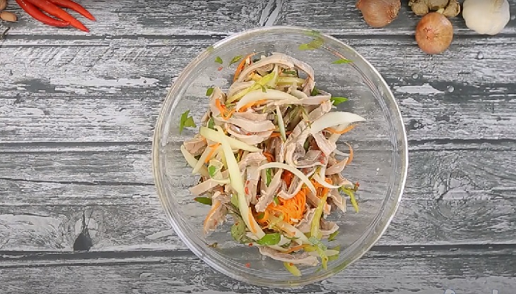 Trộn đều gỏi
